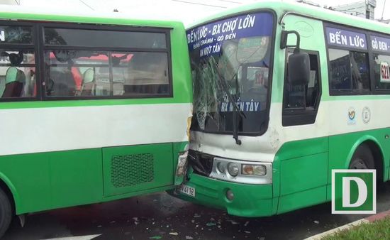 TP.HCM: 2 xe bus tông nhau do biển quảng cáo bất ngờ rơi