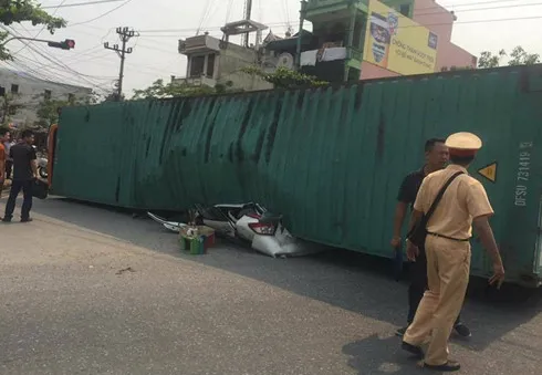 Container đè bẹp ô tô con, 2 người thiệt mạng