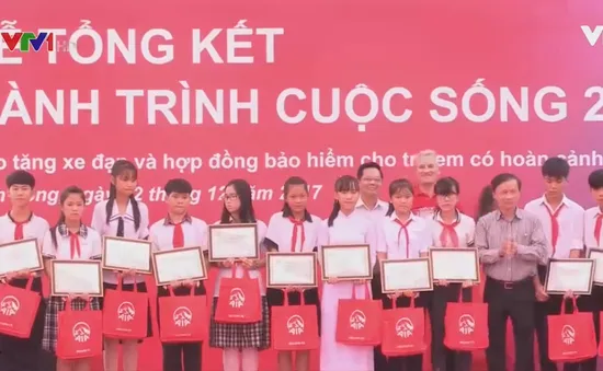 “Hành trình cuộc sống” tặng 100 xe đạp cho trẻ em khó khăn tỉnh Vĩnh Long