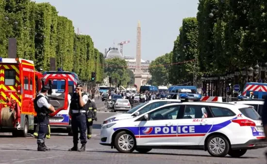 Pháp: Xe đâm vào cảnh sát ở đại lộ Champs Elysees