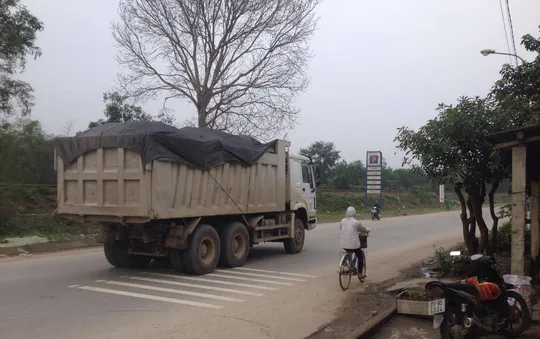 Bắt quả tang 4 thanh tra giao thông nhận tiền bảo kê quá tải