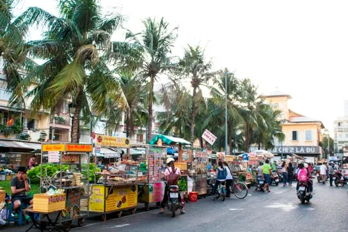 Hấp dẫn hàng trăm món ăn vặt ở phố hàng rong Cần Thơ