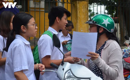 Thi vào lớp 10: Thí sinh bơ phờ vì đề thi Lịch sử và Địa lý quá dài