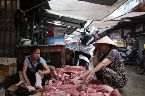 Bắt khẩn cấp hai đối tượng hắt dầu luyn vào thịt lợn