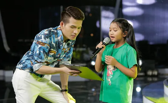 Quốc Thiên nhiệt tình hướng dẫn thí sinh Vietnam Idol Kids