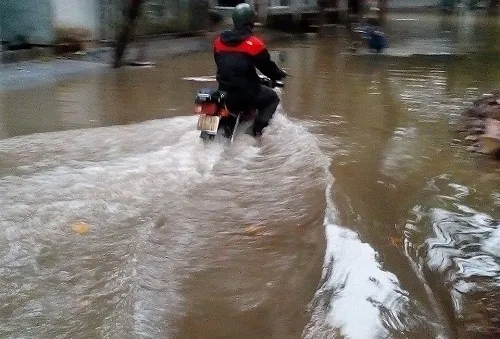 Mưa lớn gây chìm tàu và ngập úng tại TT-Huế