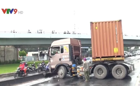 TP.HCM: Nổ lốp trong mưa, xe container đâm dải phân cách