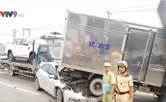 Tông xe liên hoàn trên QL22, tài xế khóc thét trong ô tô biến dạng