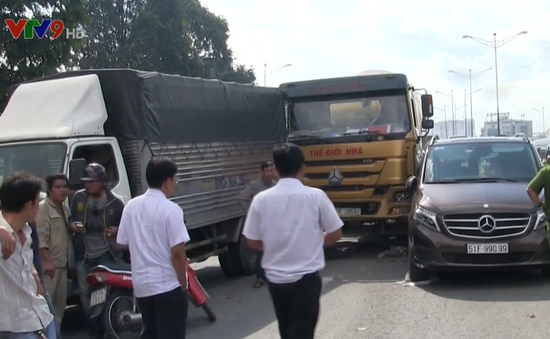 TP.HCM: Xe bồn đâm hàng loạt ô tô dừng chờ tín hiệu đèn giao thông