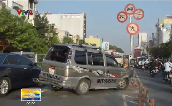 TP.HCM: Xe hơi tông hàng loạt xe máy, 3 người bị thương