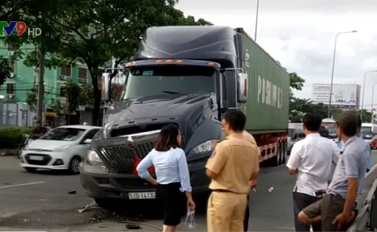 TP.HCM: Xe container tông liên hoàn, hàng chục hành khách hoảng loạn