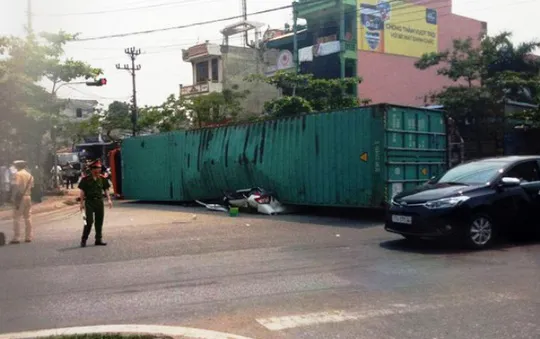 Điều tra nguyên nhân vụ xe container đè nát xe con ở Nam Định