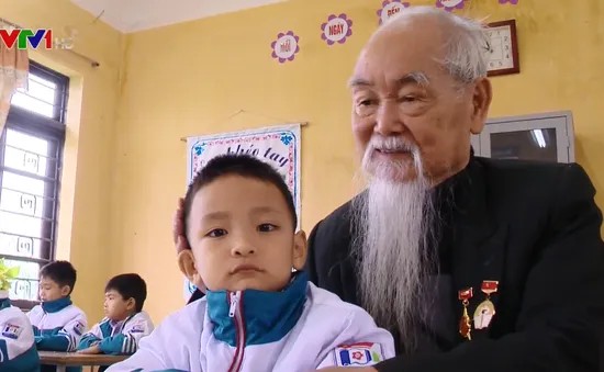 “Tôn sư trọng đạo” từ sự tận tụy của người thầy giáo già