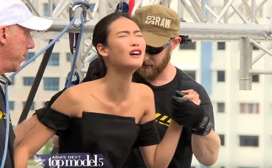 Thí sinh Asia’s Next Top Model khóc thét vì lơ lửng bên nhà cao tầng