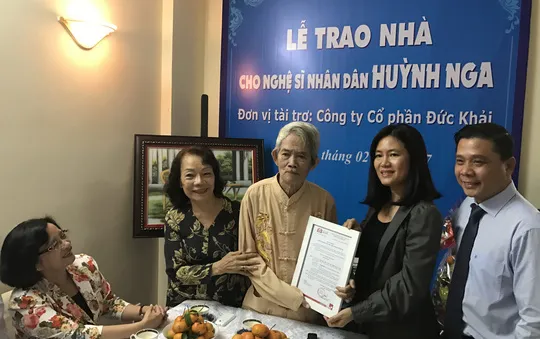 TP.HCM: Trao tặng nhà cho NSND Huỳnh Nga