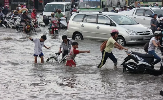 Nhiều điểm ngập do triều cường tại TP.HCM