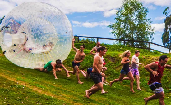 Vận động cùng trò chơi mạo hiểm lăn bóng Zorbing