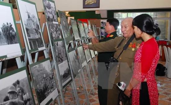 Khai mạc triển lãm ảnh “Những khoảnh khắc lịch sử”