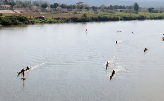 Kon Tum: Doanh nghiệp ngang nhiên đắp đập, chặn sông để hút cát