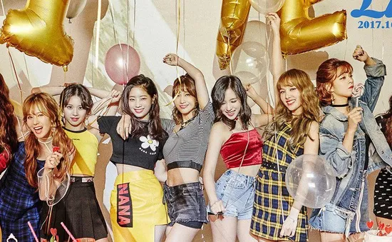 TWICE "nhá hàng" trước ngày ra mắt album đầu tay