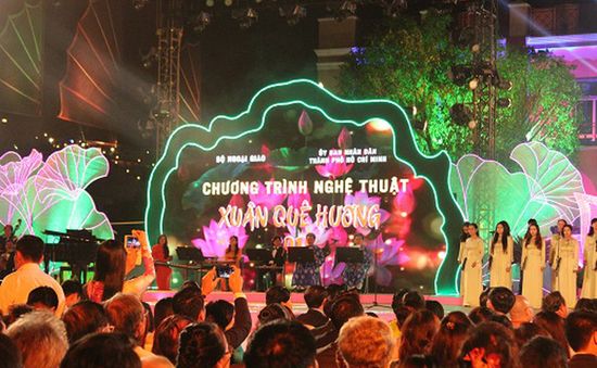 TRỰC TIẾP "Xuân quê hương 2017: Thành phố mang tên Bác - Khát vọng ngời sáng" (20h15, VTV1)