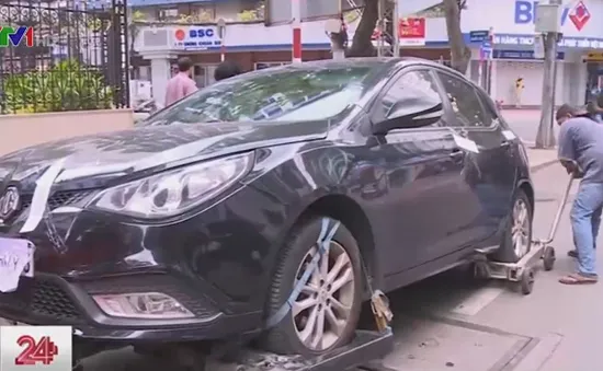TP.HCM cẩu hàng loạt xe hơi đậu, đỗ sai quy định ở khu vực trung tâm
