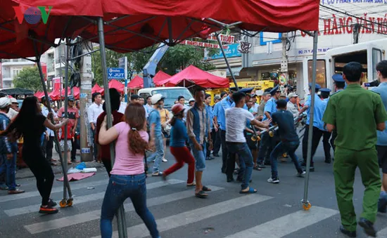 Giải tỏa chợ đêm Buôn Ma Thuột, tiểu thương chống đối kịch liệt