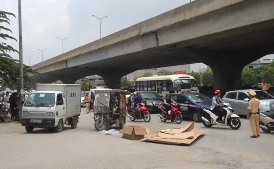 Xe ba bánh lật ngửa, đè chết một người tại Hà Nội