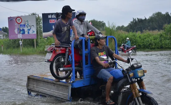 TP.HCM: Những chuyến xe tình nguyện chở người qua vùng ngập