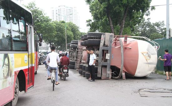 Tài xế ngủ gật, xe bồn hàng chục tấn lật nghiêng trên phố Hà Nội