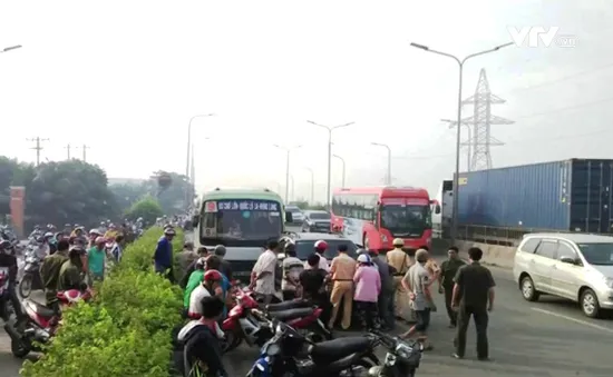 TP.HCM: Hàng loạt xe bị cuốn vào gầm xe bus, nhiều người nhập viện