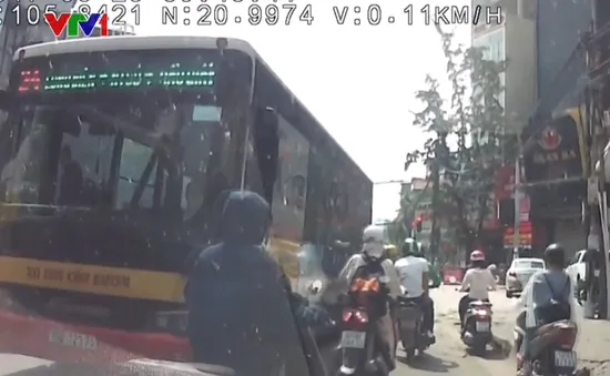 Xe bus đi lấn làn gây ùn tắc giao thông tại Hà Nội