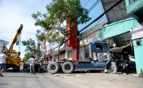 TP.HCM: Xe container mất lái lao vào nhà dân