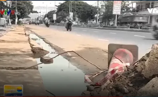 Né trạm cân, xe tải đi vào khu dân cư  làm vỡ tấm đan mương thoát nước