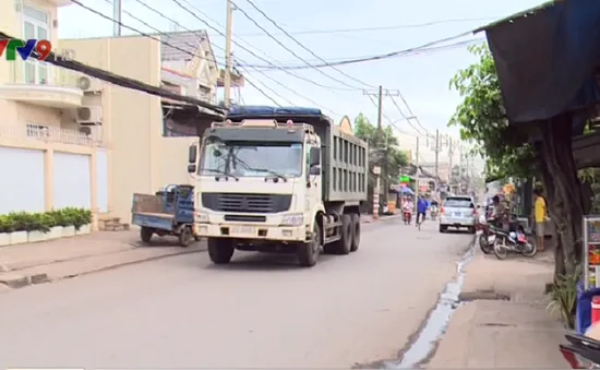 TP.HCM: Xe tải nặng ngang nhiên lưu thông ngày đêm trên đường cấm