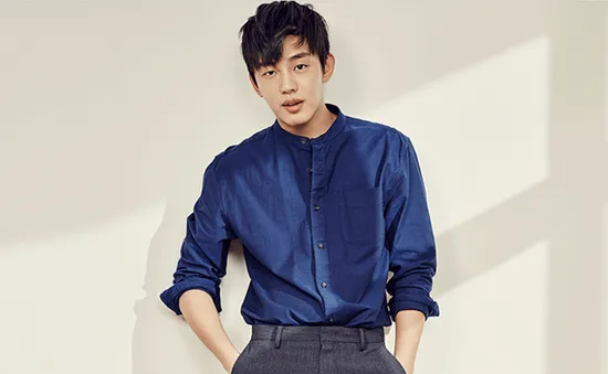 Yoo Ah In hoãn nhập ngũ vì có khối u ở xương