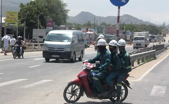 Đội mũ bảo hộ tham gia giao thông - Tiềm ẩn hậu quả khó lường