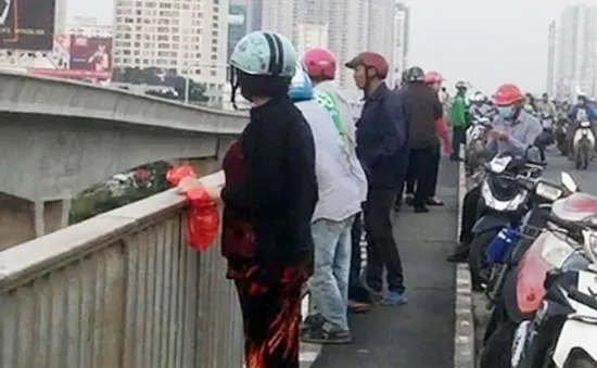 Tạo hiện trường vụ nhảy cầu để dọa bạn trai, gây kẹt xe kéo dài trên cầu Sài Gòn
