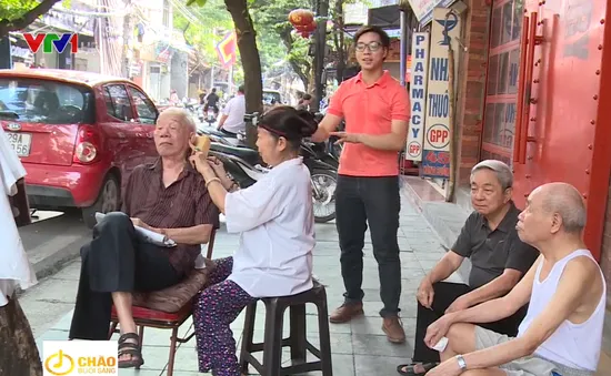 Khám phá quán cắt tóc vỉa hè của cụ bà 80 tuổi ở Hà Nội
