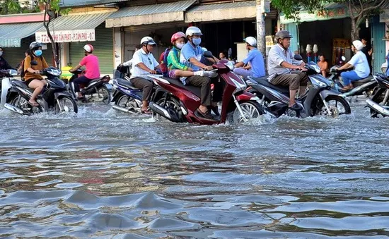 Triều cường hiếm gặp gây ngập sâu kéo dài