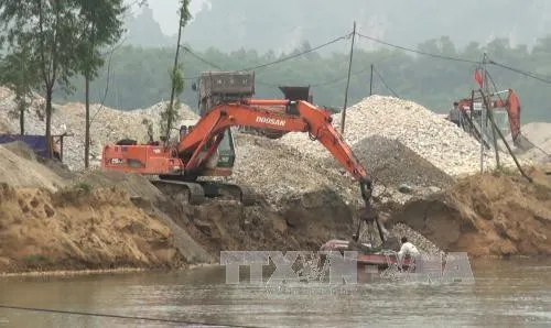 Khai thác cát trái phép: Chính quyền địa phương có làm ngơ?