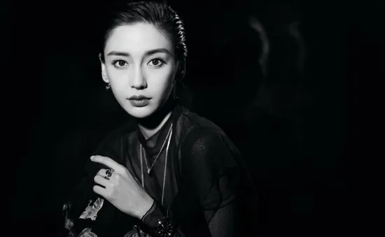 Angelababy đẹp cuốn hút với sắc đen