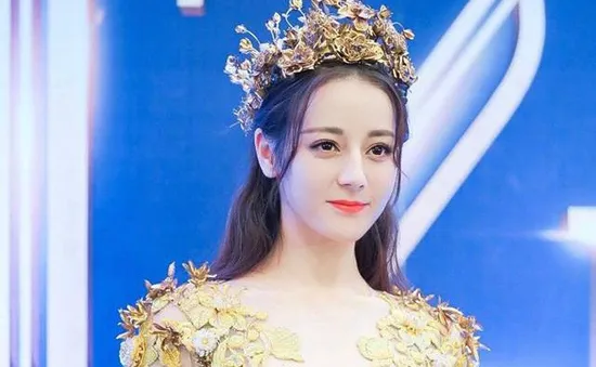 Fan bấn loạn vì Nữ thần Kim ưng 2018 Địch Lệ Nhiệt Ba đẹp xuất sắc