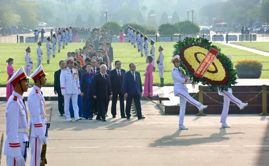 Đại biểu Quốc hội đặt vòng hoa, vào Lăng viếng Chủ tịch Hồ Chí Minh