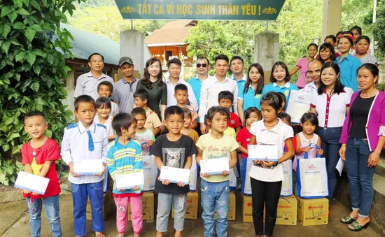 Tặng quà cho học sinh có hoàn cảnh khó khăn ở miền Tây Nghệ An