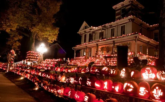 Trang trí ngôi nhà Halloween với 3.000 quả bí ngô