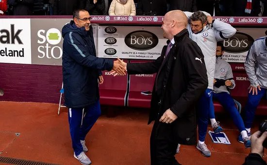 Huỷ diệt đối thủ yếu Burnley, HLV Sarri đi vào lịch sử Chelsea