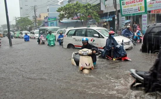 Mưa lớn gây ngập nặng tại TP.HCM, hàng loạt phương tiện bị chết máy