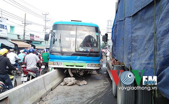 Long An: Xe đưa đón công nhân leo dải phân cách, 2 người nhập viện