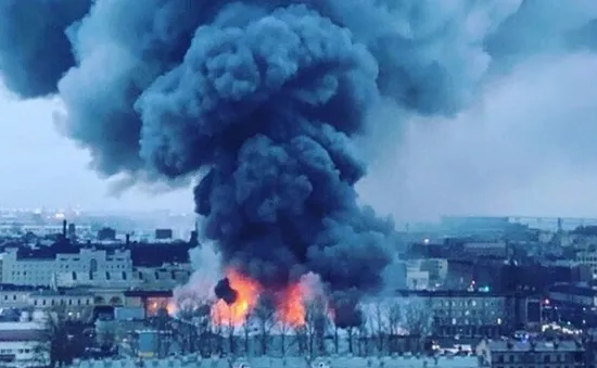Cháy trung tâm thương mại ở St Petersburg